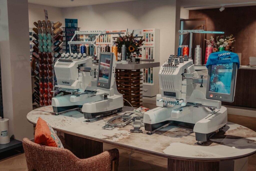Showroom van Bekkers Naaimachines met borduurmachines en garens
